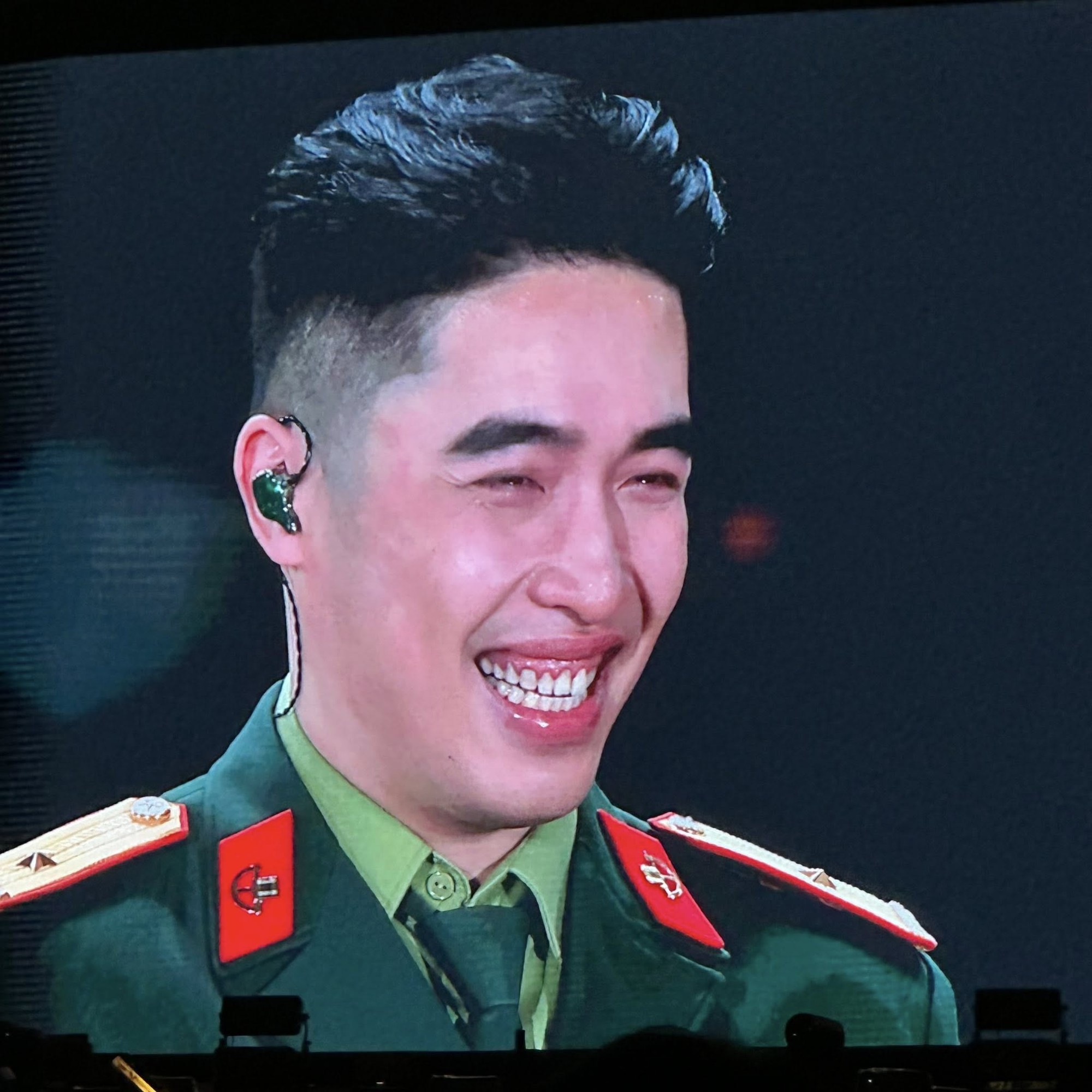 Chỉ 5 phút cạo râu, nam ca sĩ Vbiz như được gỡ “phong ấn”, visual thăng hạng khiến fan gọi từ “chú” sang “chồng”- Ảnh 2.