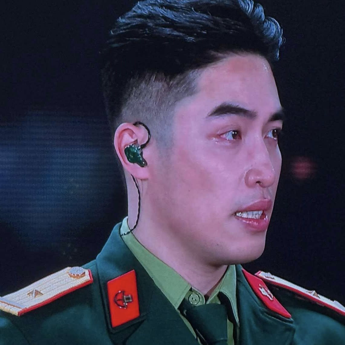 Chỉ 5 phút cạo râu, nam ca sĩ Vbiz như được gỡ “phong ấn”, visual thăng hạng khiến fan gọi từ “chú” sang “chồng”- Ảnh 1.