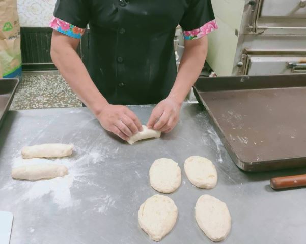 Rút sổ tiết kiệm hơn 1,4 tỷ đồng mở tiệm bánh nhưng chỉ bán được 2 cái/ngày, tôi định đóng cửa thì có bạn cứu nguy: "Giờ doanh thu tăng gấp 50 lần"- Ảnh 2. Rút sổ tiết kiệm hơn 1,4 tỷ đồng mở tiệm bánh nhưng chỉ bán được 2 cái/ngày, tôi định đóng cửa thì có bạn cứu nguy: "Giờ doanh thu tăng gấp 50 lần"- Ảnh 2.