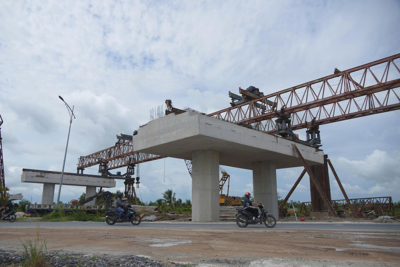Gấp rút thi công 2 dự án cao tốc trục dọc, trục ngang ở miền Tây- Ảnh 1.