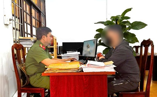 Thanh niên sinh năm 2008 lừa hàng trăm người trên cả nước bằng thủ đoạn "hỗ trợ lấy lại tiền bị lừa"- Ảnh 1. Thanh niên sinh năm 2008 lừa hàng trăm người trên cả nước bằng thủ đoạn