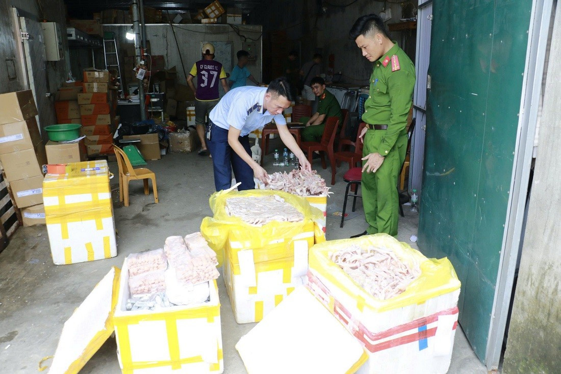 Phát hiện kho đông lạnh chứa hàng nghìn chân gà, xúc xích lậu- Ảnh 1. Phát hiện kho đông lạnh chứa hàng nghìn chân gà, xúc xích lậu- Ảnh 1.