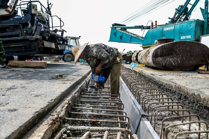 Thủ tướng khen 'kỳ tích' hồi sinh thần tốc cầu Phong Châu của DN Quốc phòng: Tiết kiệm 300 tỷ, xong trong 10 tháng, 5 ngày nữa khánh thành- Ảnh 2.