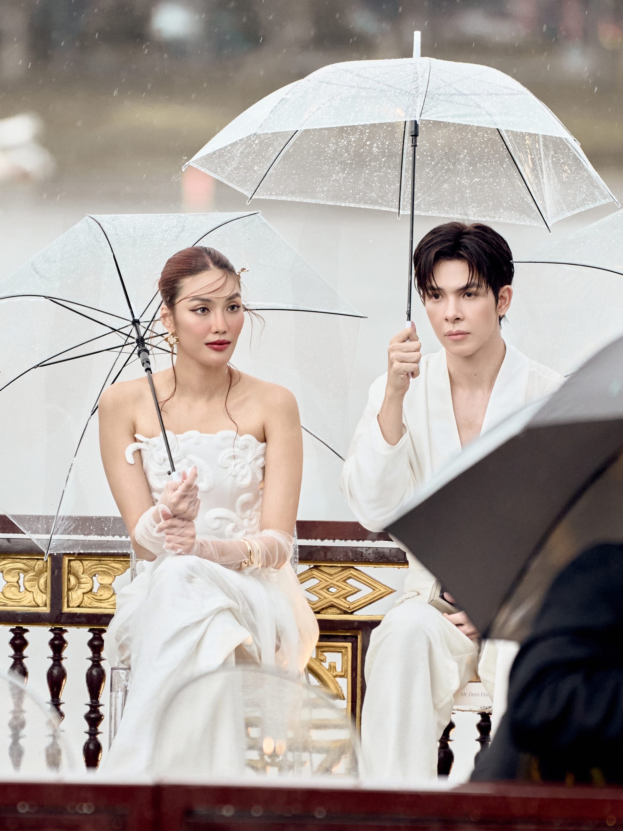 Có gì đặc biệt ở triển lãm khiến Lan Khuê và dàn sao Việt dù đội mưa giữa sông cũng phải xem bằng được?- Ảnh 2.
