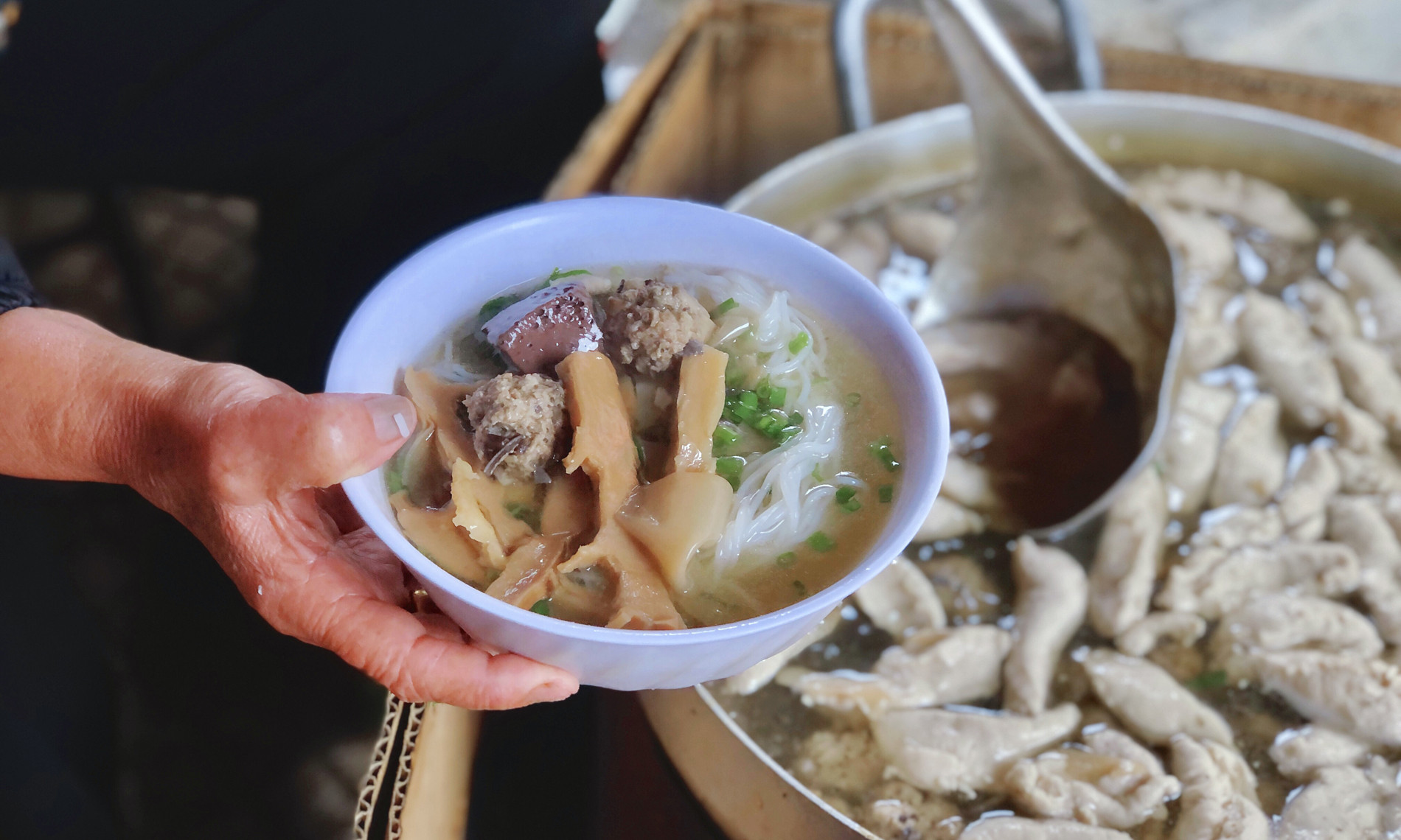 Không phải phở gà, món ăn chỉ từ 30.000 đồng/bát này mới là hương vị Việt lọt top ngon nhất thế giới- Ảnh 4.