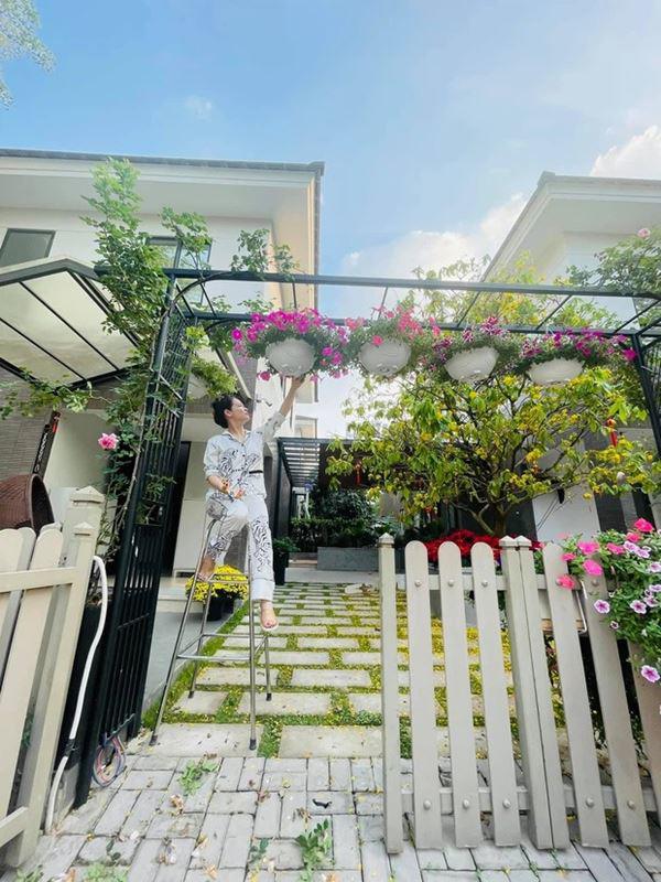 Nữ nghệ sĩ là đại gia có biệt thự TP.HCM 20 tỷ, 40 tuổi tự sinh con, bế con riêng về thăm nhà chồng cũ- Ảnh 6.