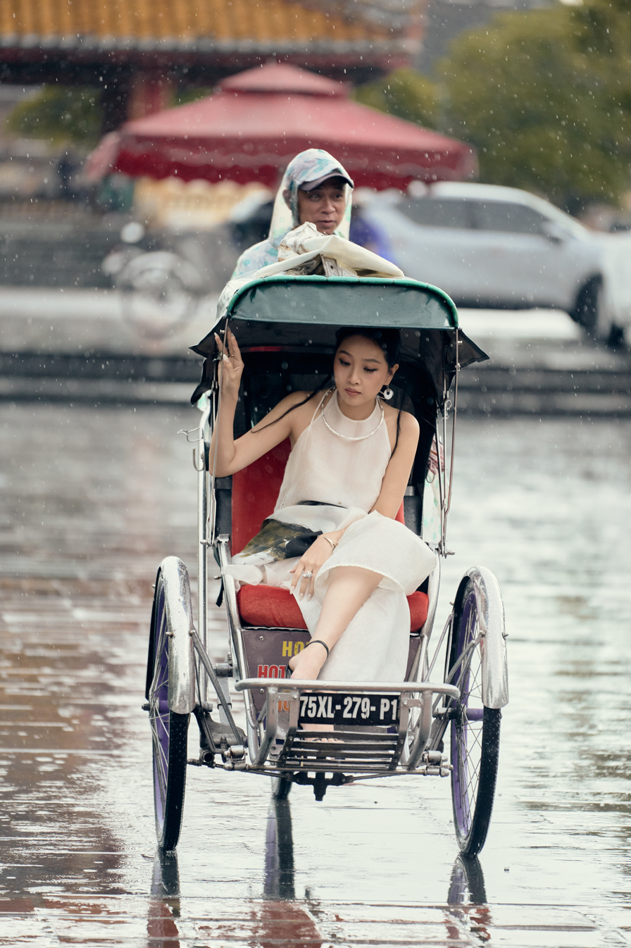 Có gì đặc biệt ở triển lãm khiến Lan Khuê và dàn sao Việt dù đội mưa giữa sông cũng phải xem bằng được?- Ảnh 3.