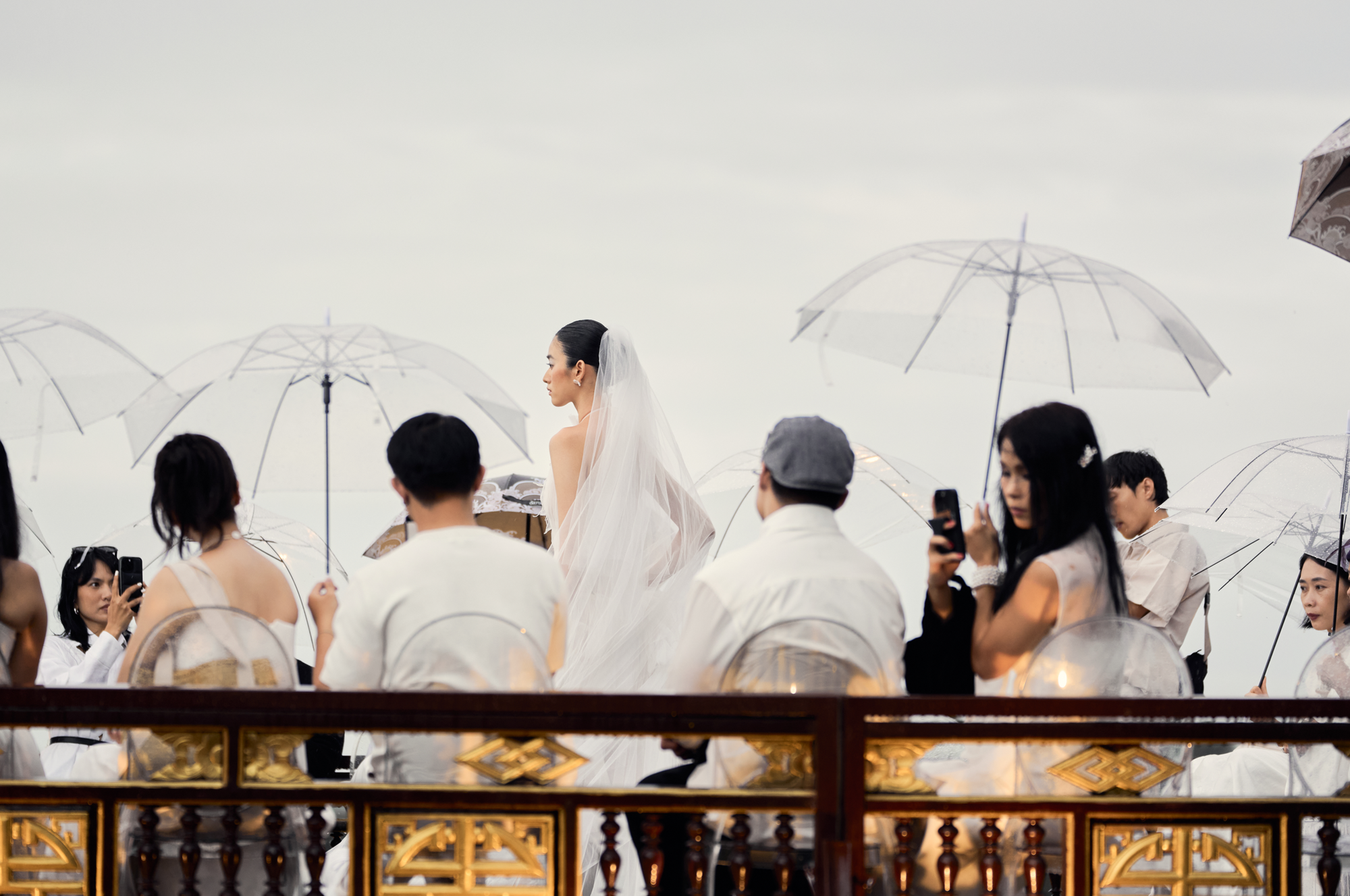 Có gì đặc biệt ở triển lãm khiến Lan Khuê và dàn sao Việt dù đội mưa giữa sông cũng phải xem bằng được?- Ảnh 4.