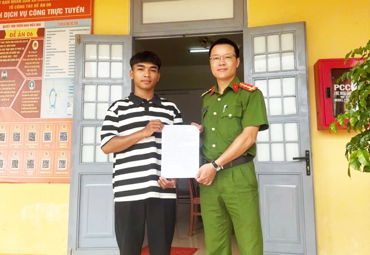 Xem phim "Mưa đỏ", chàng trai 18 tuổi ở Quảng Trị có một quyết định đầy bất ngờ- Ảnh 1. Xem phim "Mưa đỏ", chàng trai 18 tuổi ở Quảng Trị có một quyết định đầy bất ngờ- Ảnh 1.