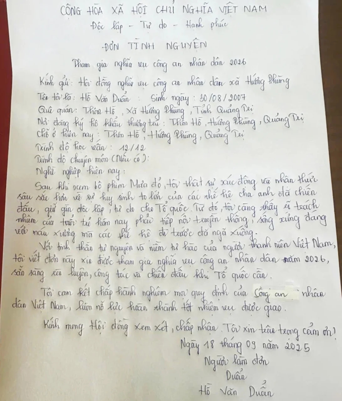 Xem phim "Mưa đỏ", chàng trai 18 tuổi ở Quảng Trị có một quyết định đầy bất ngờ- Ảnh 2. Xem phim "Mưa đỏ", chàng trai 18 tuổi ở Quảng Trị có một quyết định đầy bất ngờ- Ảnh 2.