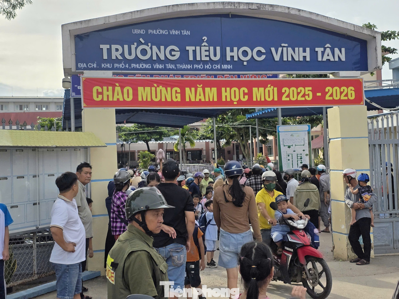 Hối hả thay bàn ghế mới sau 'Tối hậu thư' của Chủ tịch TPHCM- Ảnh 6.