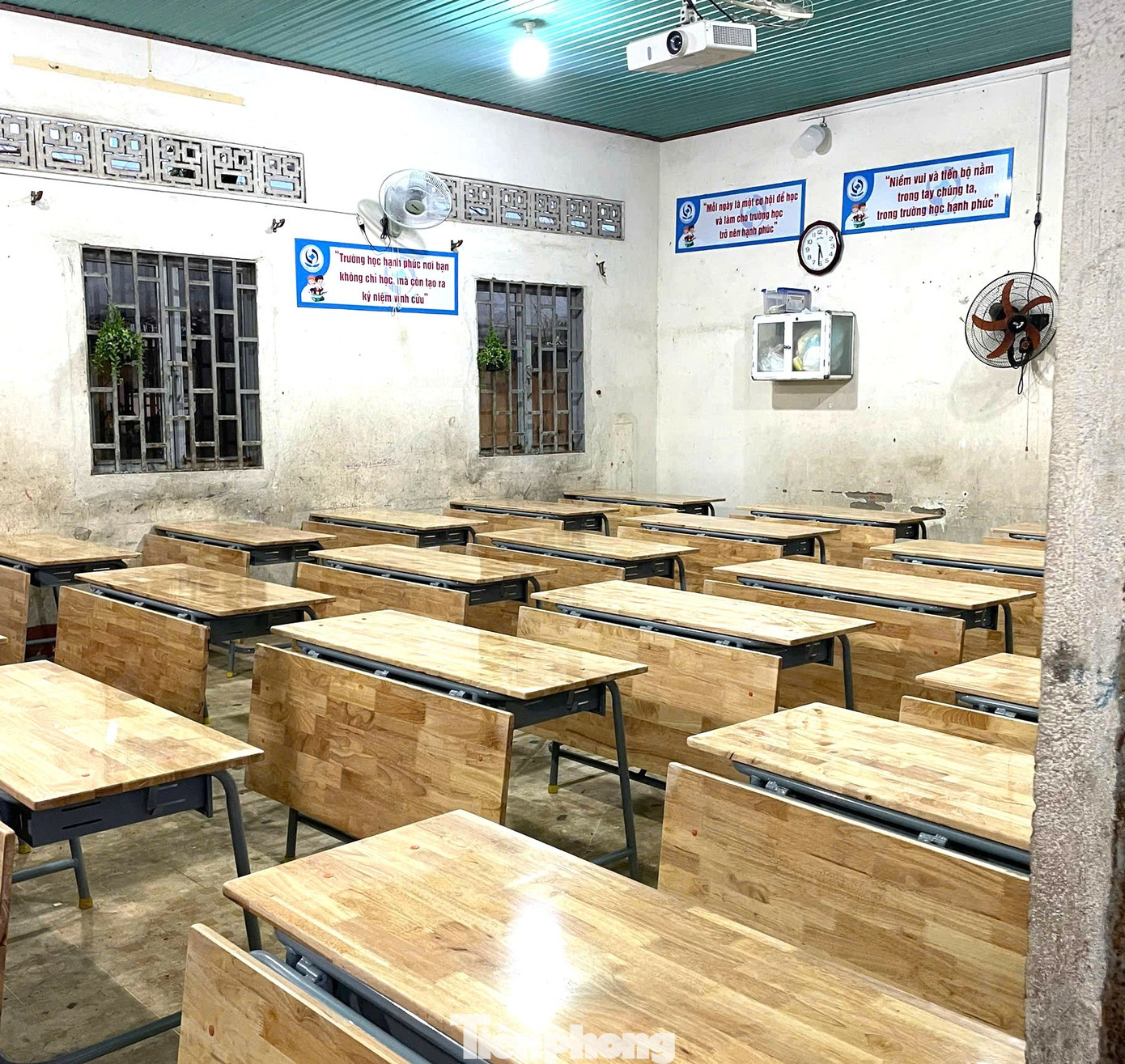 Hối hả thay bàn ghế mới sau 'Tối hậu thư' của Chủ tịch TPHCM- Ảnh 3.