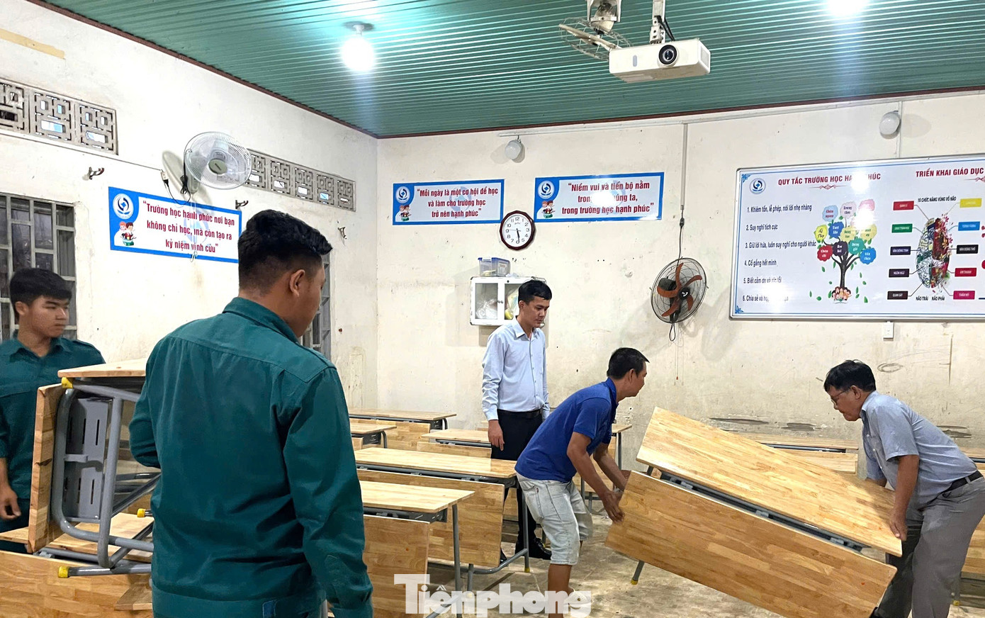 Hối hả thay bàn ghế mới sau 'Tối hậu thư' của Chủ tịch TPHCM- Ảnh 2.