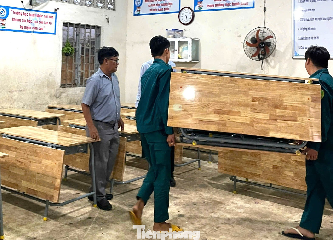 Hối hả thay bàn ghế mới sau 'Tối hậu thư' của Chủ tịch TPHCM- Ảnh 1.