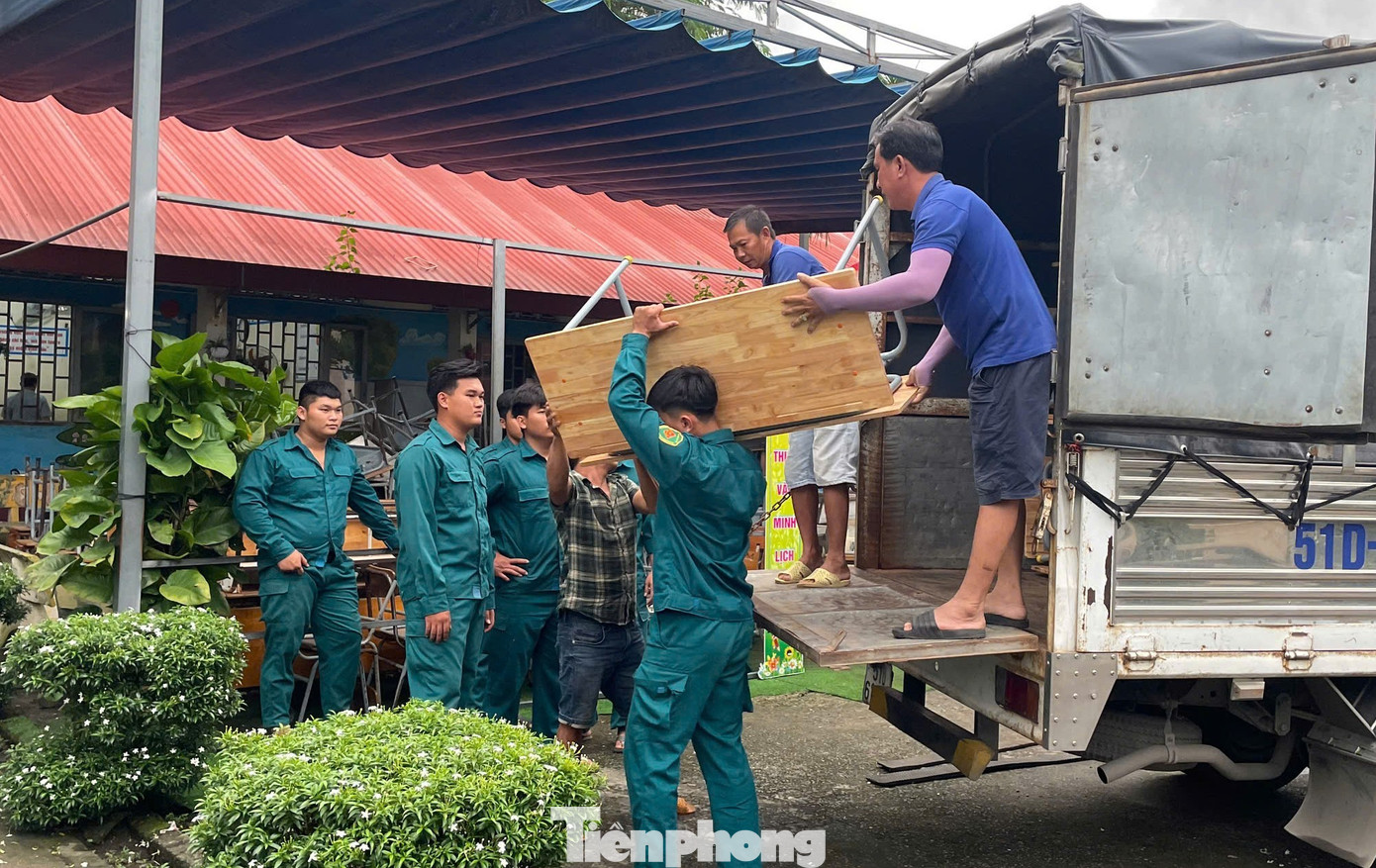 Hối hả thay bàn ghế mới sau 'Tối hậu thư' của Chủ tịch TPHCM- Ảnh 4.