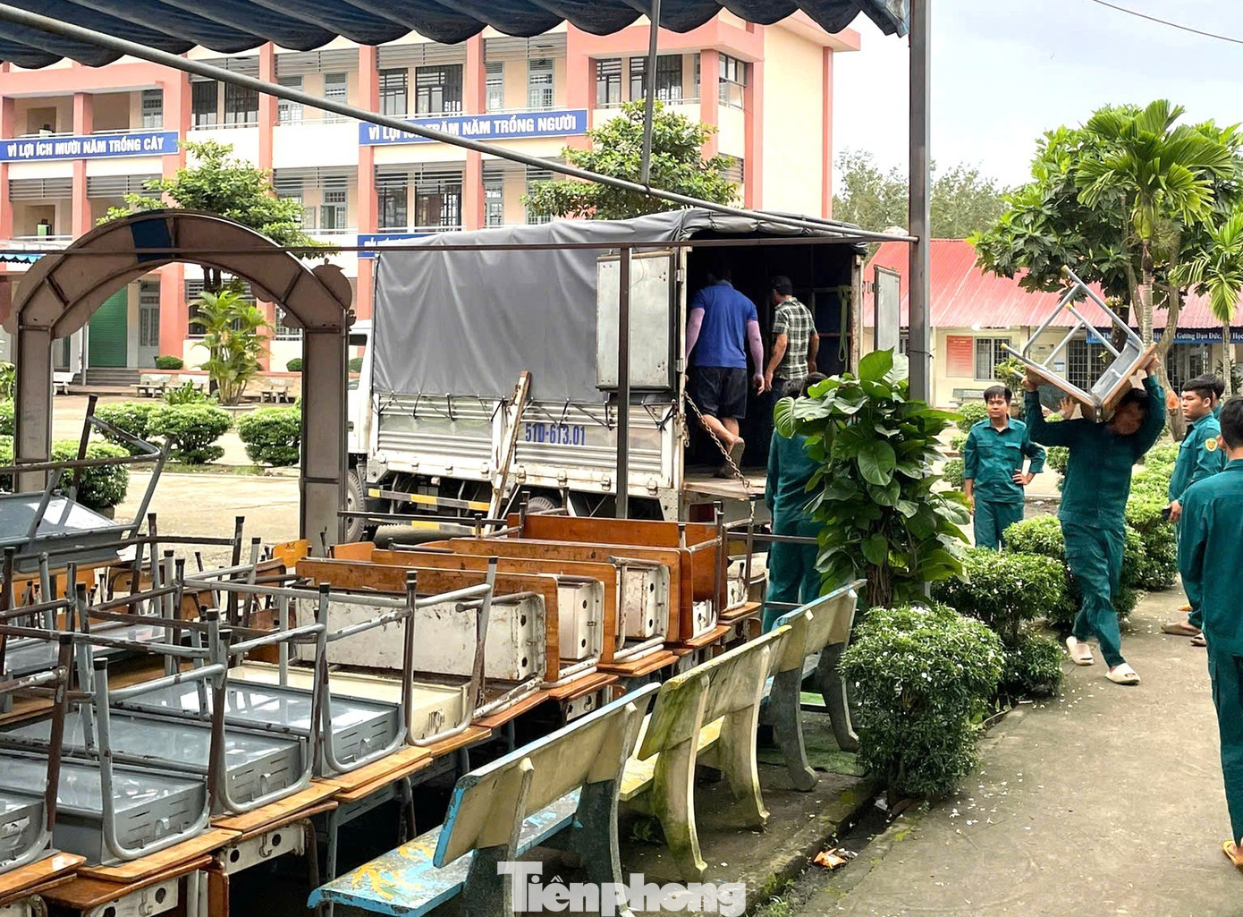 Hối hả thay bàn ghế mới sau 'Tối hậu thư' của Chủ tịch TPHCM- Ảnh 5.