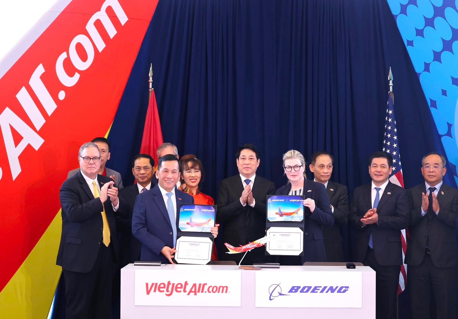 Tập đoàn của tiến sĩ Nguyễn Thị Phương Thảo nhận bàn giao tàu bay Boeing 737-8 đầu tiên trong đơn hàng trị giá 32 tỷ USD- Ảnh 1.