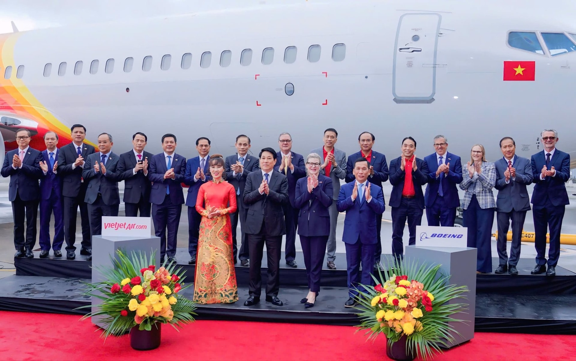 Tập đoàn của tiến sĩ Nguyễn Thị Phương Thảo nhận bàn giao tàu bay Boeing 737-8 đầu tiên trong đơn hàng trị giá 32 tỷ USD- Ảnh 2.