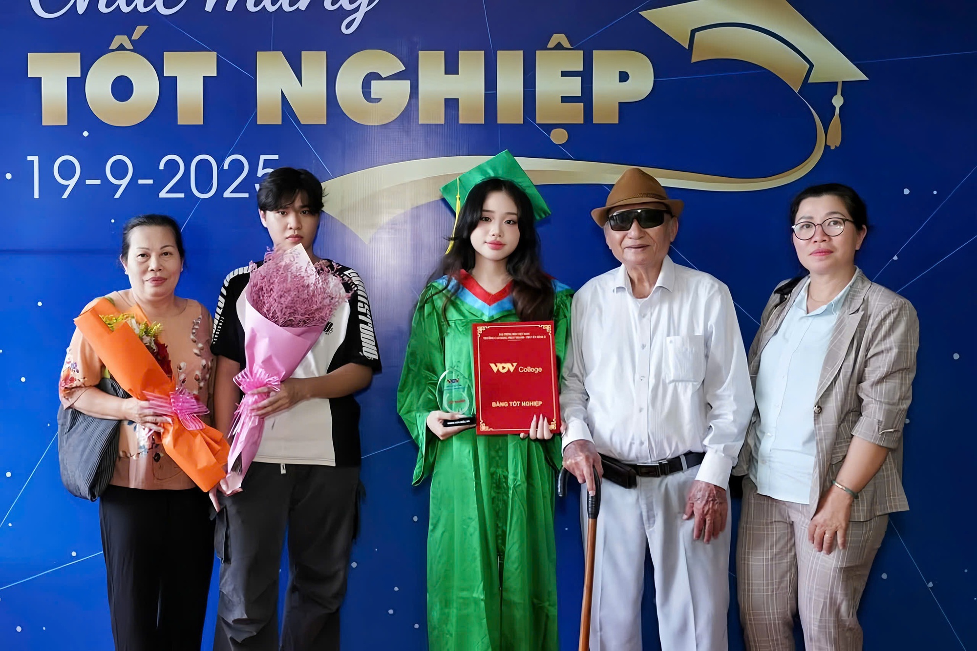 Xúc động cụ ông 91 tuổi dùng "cục gạch" chụp ảnh cháu gái trong lễ tốt nghiệp- Ảnh 3. Xúc động cụ ông 91 tuổi dùng "cục gạch" chụp ảnh cháu gái trong lễ tốt nghiệp- Ảnh 3.
