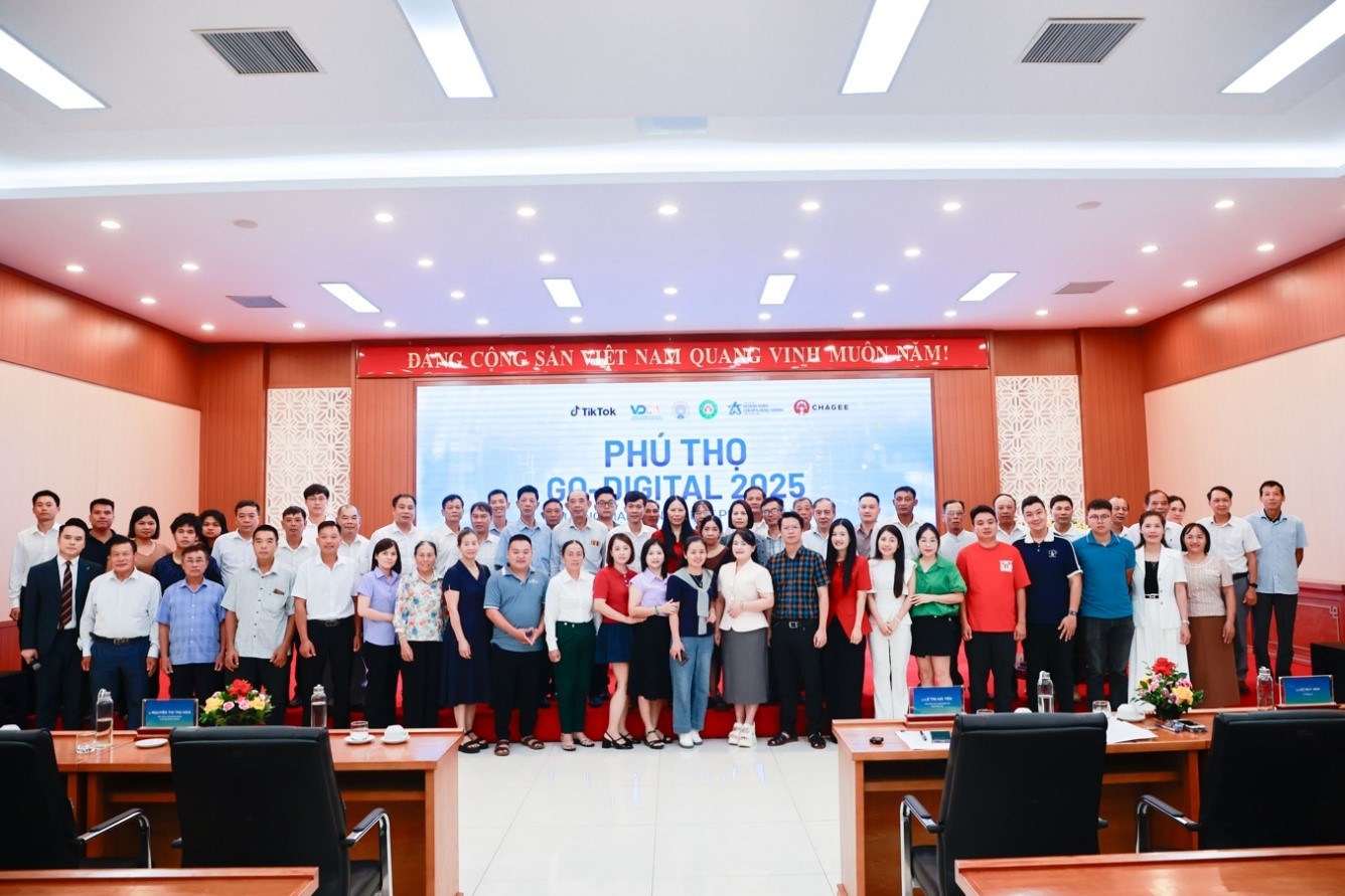 Hỗ trợ nông dân, HTX livestream, làm nội dung ngắn, thực hành với AI... để bán nông sản- Ảnh 1.