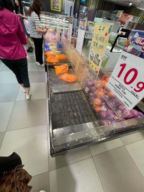 Cảnh tượng ở siêu thị Hong Kong (Trung Quốc) hiện tại: Người dân đổ xô mua sắm, chuẩn bị trước bão Ragasa, duy nhất mặt hàng này bị “ghẻ lạnh"- Ảnh 1.