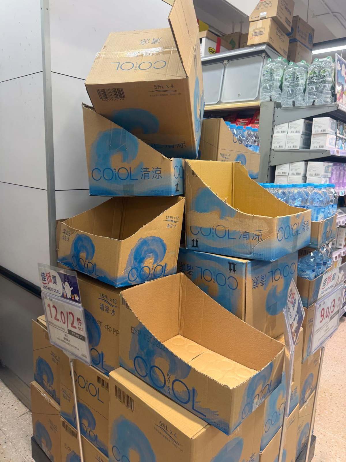 Cảnh tượng ở siêu thị Hong Kong (Trung Quốc) hiện tại: Người dân đổ xô mua sắm, chuẩn bị trước bão Ragasa, duy nhất mặt hàng này bị “ghẻ lạnh"- Ảnh 6.