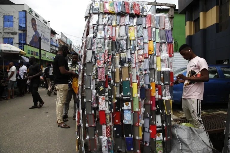Không dễ như Việt Nam, ở quốc gia này iPhone là biểu tượng "quyền quý": Để dành 40 tháng lương mới mua nổi- Ảnh 7.