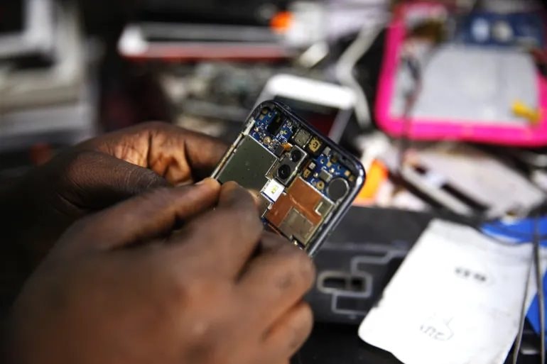Không dễ như Việt Nam, ở quốc gia này iPhone là biểu tượng "quyền quý": Để dành 40 tháng lương mới mua nổi- Ảnh 5.
