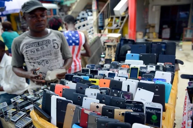 Không dễ như Việt Nam, ở quốc gia này iPhone là biểu tượng "quyền quý": Để dành 40 tháng lương mới mua nổi- Ảnh 2.