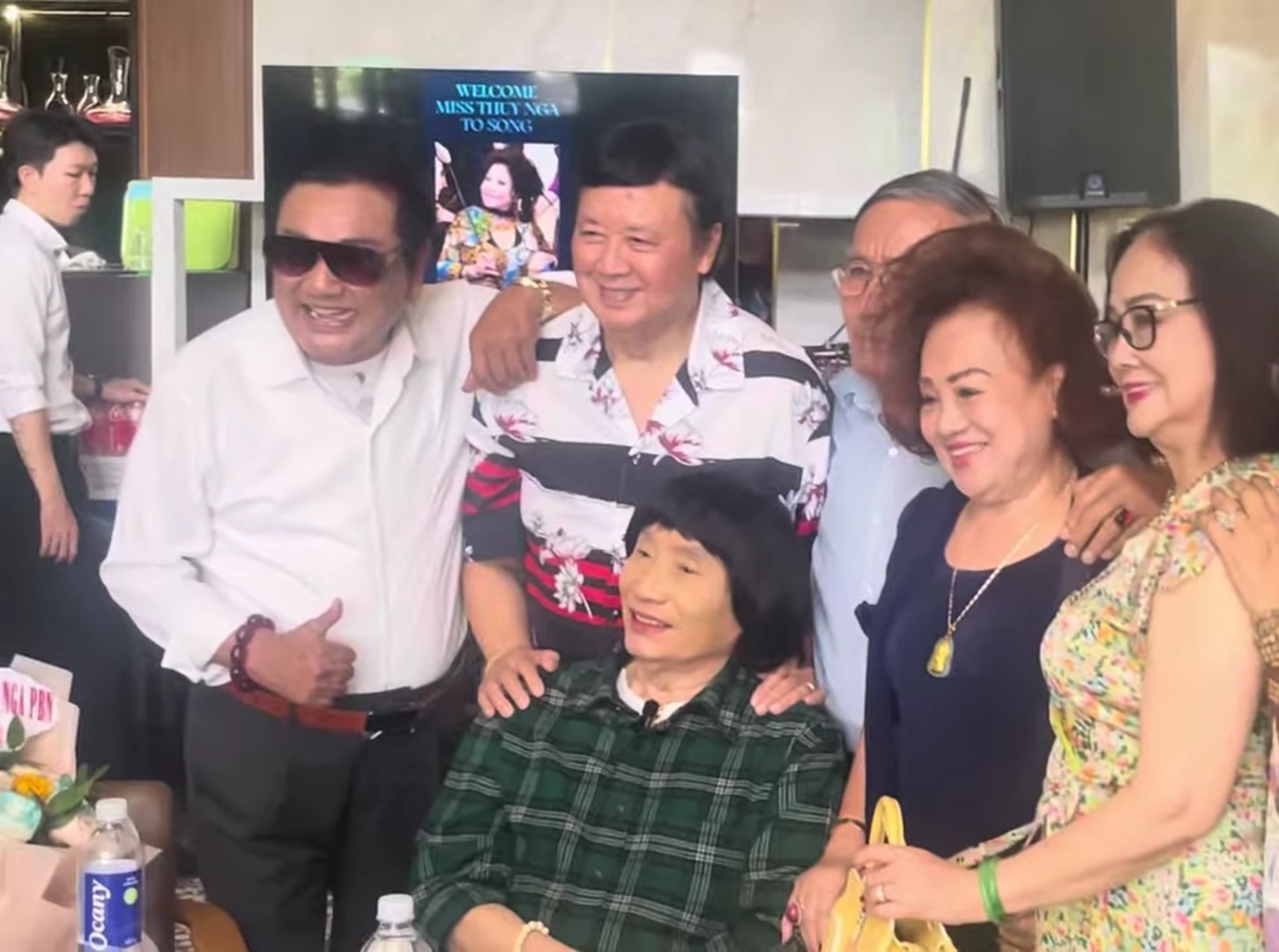 Nam NSƯT cùng một "bà trùm" từ Mỹ về hội ngộ các NSND, để lộ một chuyện- Ảnh 2.