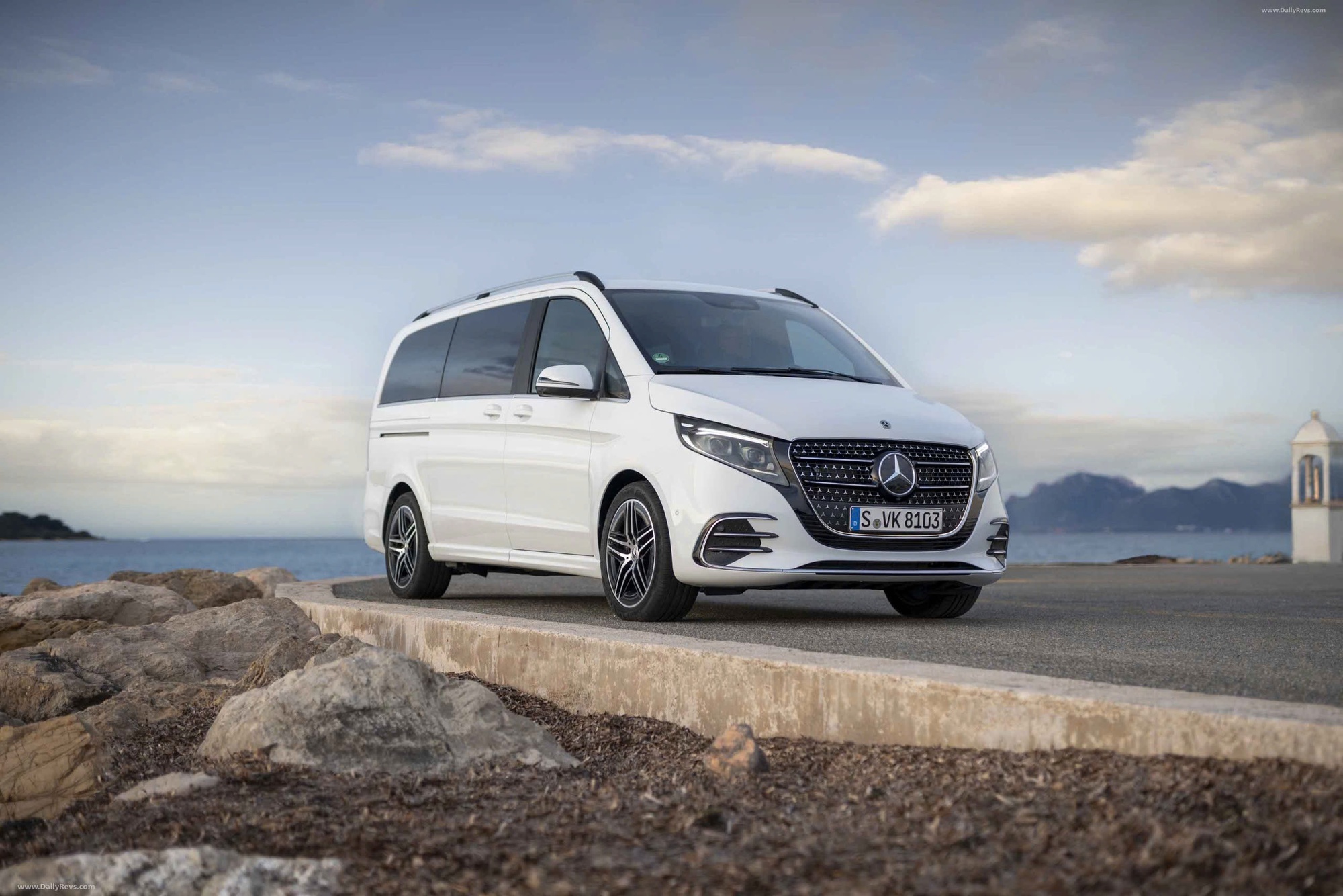 Mercedes-Benz V-Class 2025 nhận cọc tại đại lý: Giá từ gần 3,4 tỷ đồng, thiết kế mới, nội thất thương gia, đấu Alphard với giá rẻ hơn cả tỷ đồng- Ảnh 1. Mercedes-Benz V-Class 2025 nhận cọc tại đại lý: Giá từ gần 3,4 tỷ đồng, thiết kế mới, nội thất thương gia, đấu Alphard với giá rẻ hơn cả tỷ đồng- Ảnh 1.