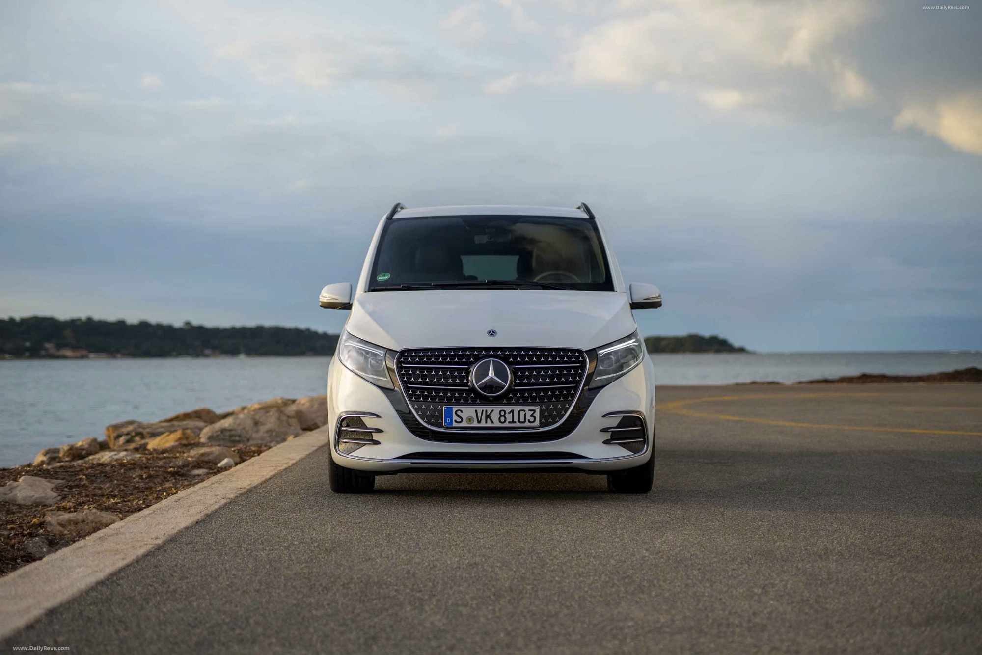Mercedes-Benz V-Class 2025 nhận cọc tại đại lý: Giá từ gần 3,4 tỷ đồng, thiết kế mới, nội thất thương gia, đấu Alphard với giá rẻ hơn cả tỷ đồng- Ảnh 3. Mercedes-Benz V-Class 2025 nhận cọc tại đại lý: Giá từ gần 3,4 tỷ đồng, thiết kế mới, nội thất thương gia, đấu Alphard với giá rẻ hơn cả tỷ đồng- Ảnh 3.