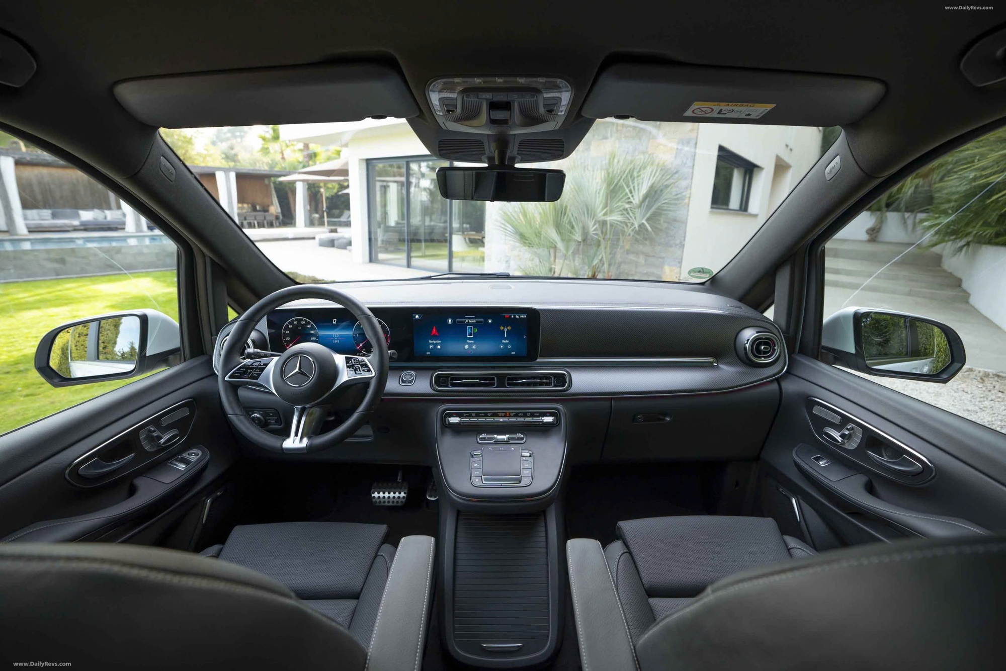 Mercedes-Benz V-Class 2025 nhận cọc tại đại lý: Giá từ gần 3,4 tỷ đồng, thiết kế mới, nội thất thương gia, đấu Alphard với giá rẻ hơn cả tỷ đồng- Ảnh 2. Mercedes-Benz V-Class 2025 nhận cọc tại đại lý: Giá từ gần 3,4 tỷ đồng, thiết kế mới, nội thất thương gia, đấu Alphard với giá rẻ hơn cả tỷ đồng- Ảnh 2.