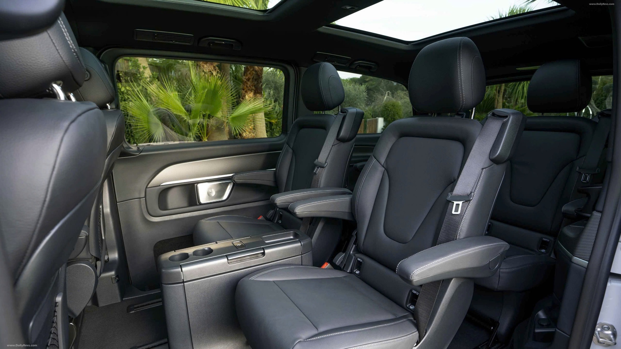 Mercedes-Benz V-Class 2025 nhận cọc tại đại lý: Giá từ gần 3,4 tỷ đồng, thiết kế mới, nội thất thương gia, đấu Alphard với giá rẻ hơn cả tỷ đồng- Ảnh 7. Mercedes-Benz V-Class 2025 nhận cọc tại đại lý: Giá từ gần 3,4 tỷ đồng, thiết kế mới, nội thất thương gia, đấu Alphard với giá rẻ hơn cả tỷ đồng- Ảnh 7.