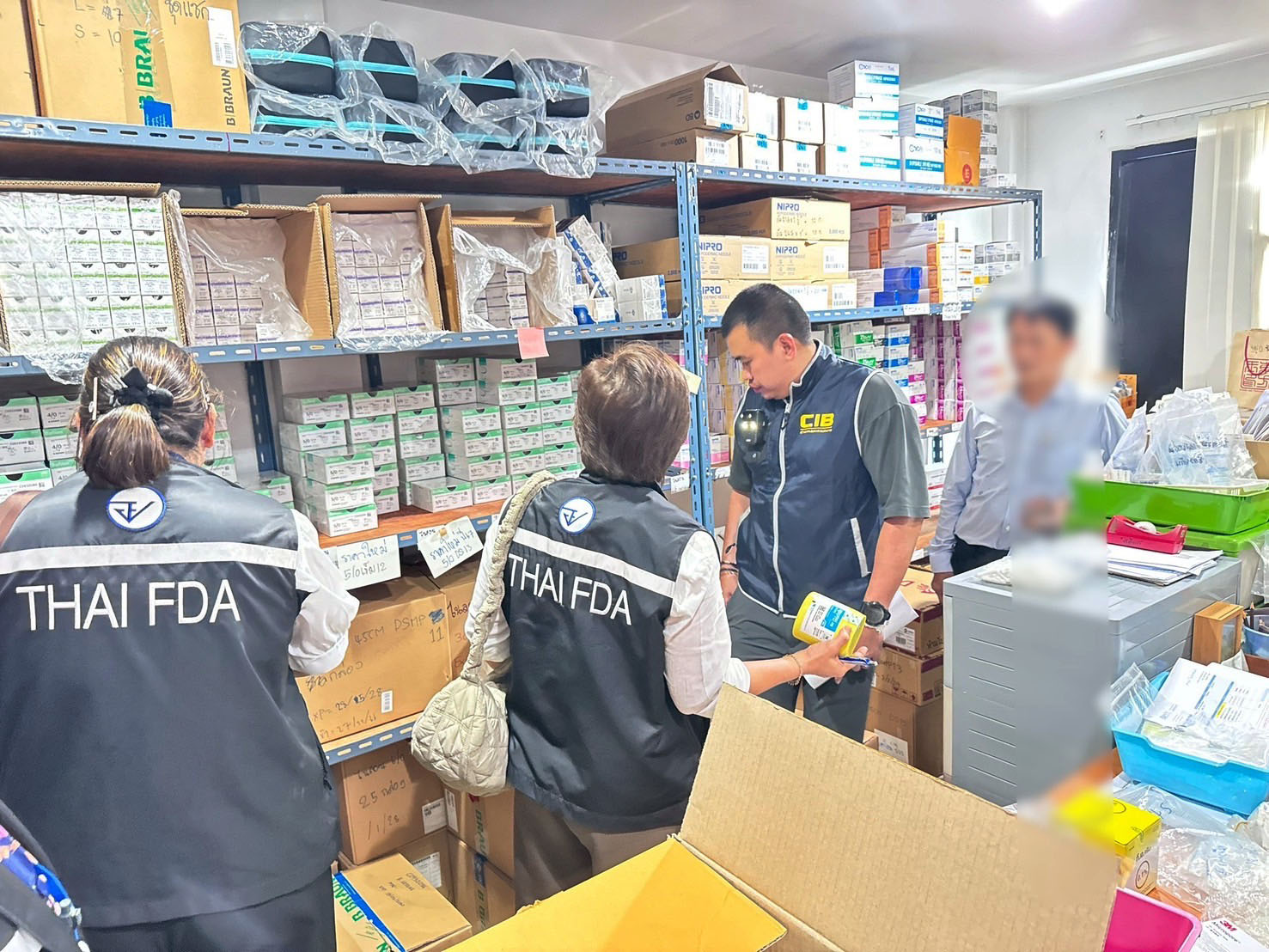Một trung tá chỉ huy cuộc đột kích, triệt phá đường dây buôn bán silicon giả cho cơ sở thẩm mỹ viện, tịch thu 15.000 sản phẩm trị giá hơn 6 tỷ đồng- Ảnh 3.