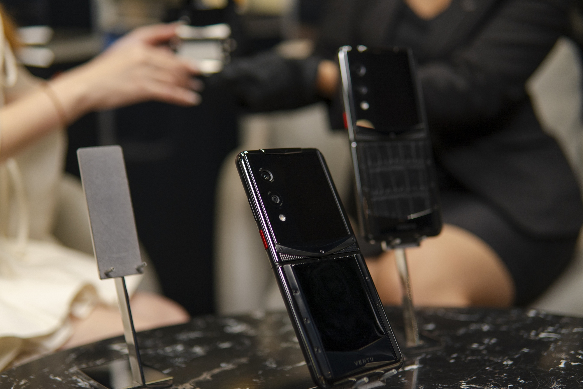 Ai đang mua hàng loạt "huyền thoại" smartphone tại Việt Nam?- Ảnh 1.