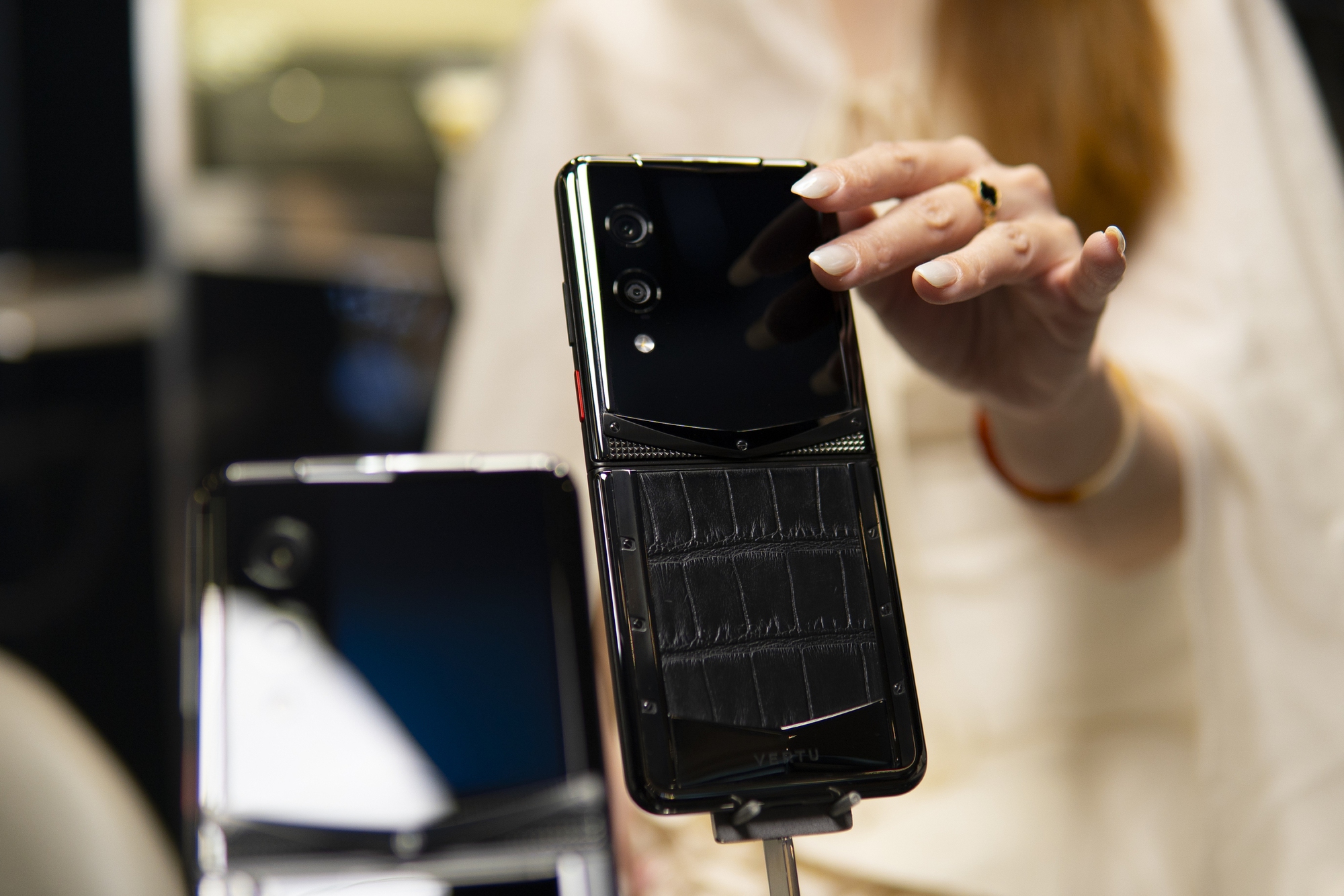 Ai đang mua hàng loạt "huyền thoại" smartphone tại Việt Nam?- Ảnh 2.