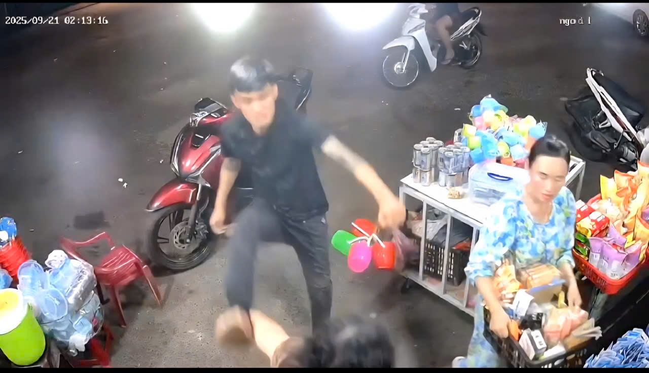 Vừa đánh thai phụ, nam thanh niên vừa nói "Biết tao là ai không?"- Ảnh 1.