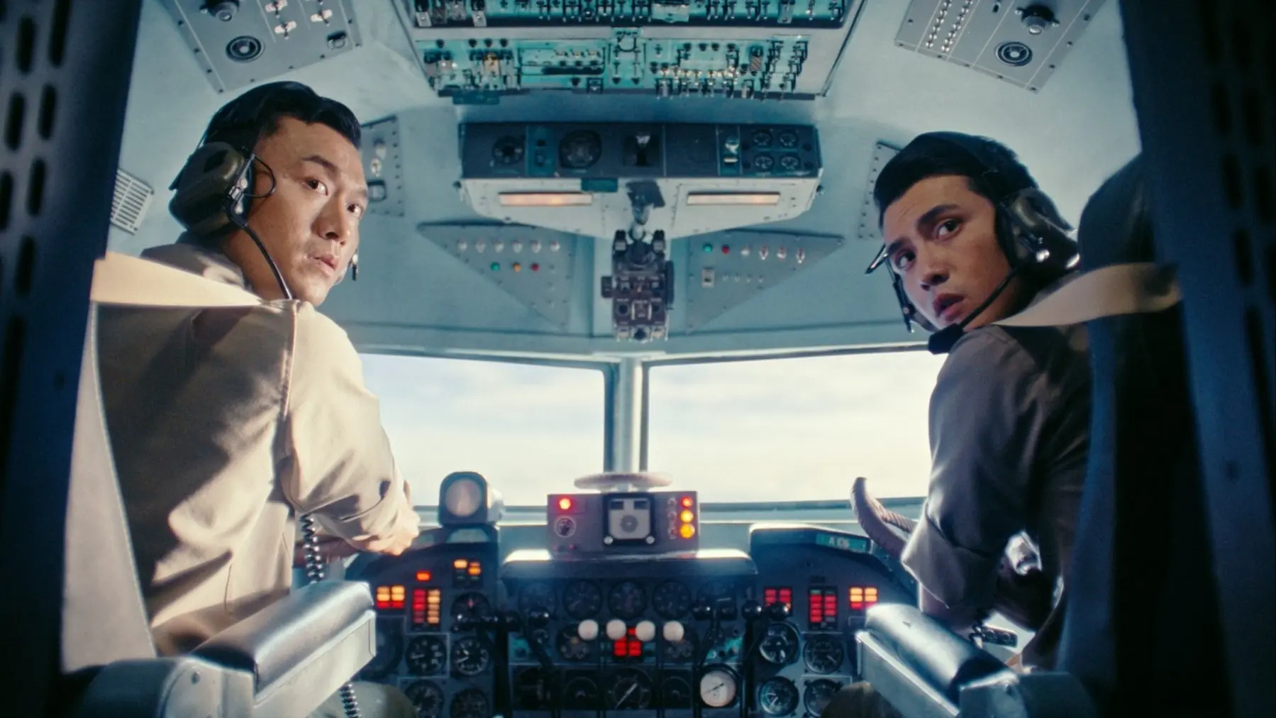 Máy bay vừa cất cánh 20 phút, cơ trưởng và tiếp viên bị khống chế: Một người hùng hạ gục 4 tên không tặc- Ảnh 3.