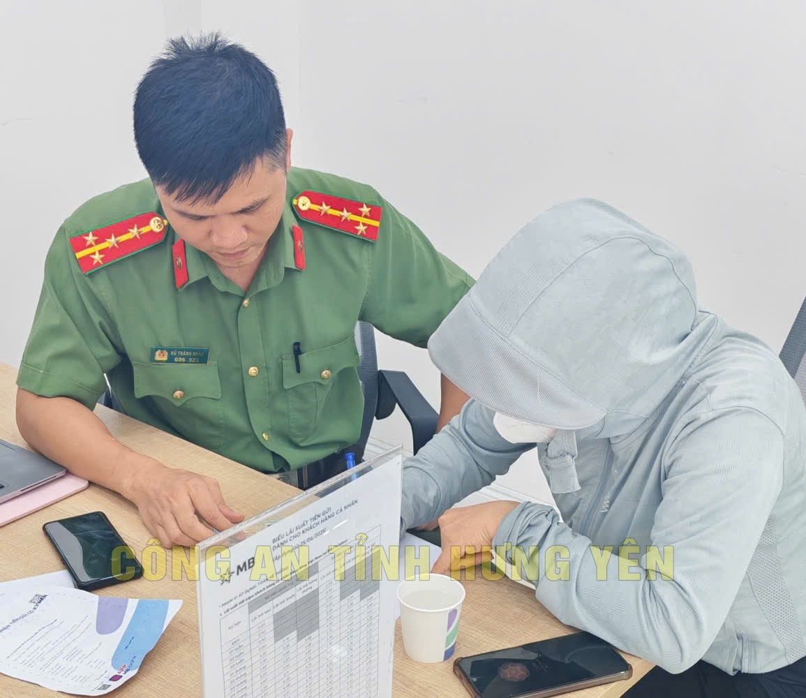 Người phụ nữ 40 tuổi đến ngân hàng giao dịch 70 triệu đồng để "đầu tư": Nhân viên ngân hàng MB yêu cầu khai báo, rồi mời công an đến làm việc- Ảnh 1.