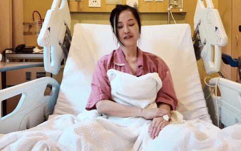 Ca sĩ Hồng Nhung nhập viện phẫu thuật- Ảnh 1.