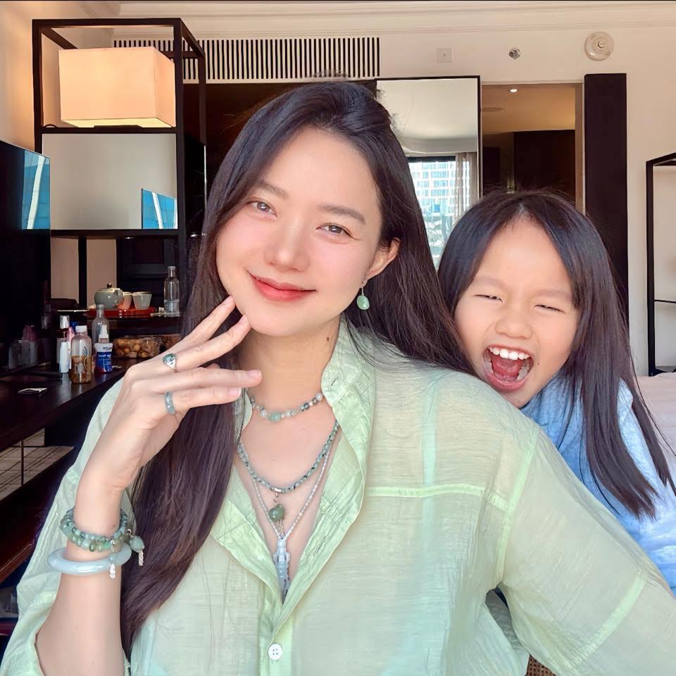 Bé gái Việt chơi đàn gây sốt MXH: Thì ra có mẹ là siêu mẫu, bố đại gia trăm tỷ, theo học trường đắt đỏ thế này!- Ảnh 3. Bé gái Việt chơi đàn gây sốt MXH: Thì ra có mẹ là siêu mẫu, bố đại gia trăm tỷ, theo học trường đắt đỏ thế này!- Ảnh 3.