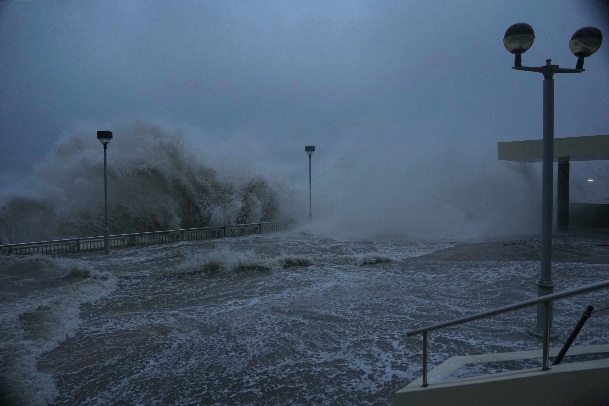 39 giây kinh hoàng: Siêu bão Ragasa "xé toạc" khách sạn hạng sang ở Hong Kong (Trung Quốc), cuốn phăng người đàn ông ngay trong sảnh- Ảnh 3.