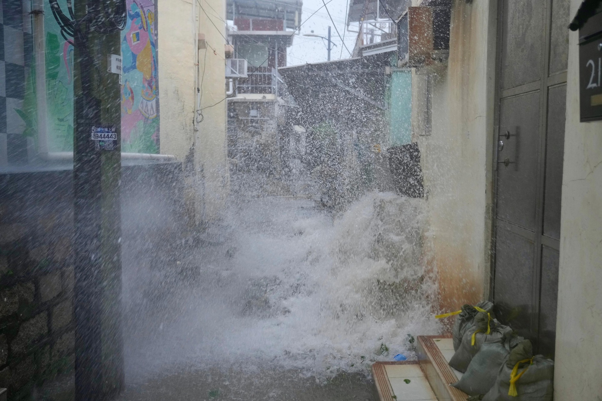 39 giây kinh hoàng: Siêu bão Ragasa "xé toạc" khách sạn hạng sang ở Hong Kong (Trung Quốc), cuốn phăng người đàn ông ngay trong sảnh- Ảnh 4.