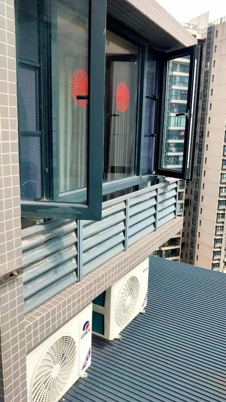 Người đàn ông đi du lịch về phát hiện hàng xóm lắp 4 cục nóng điều hoà sát nhà mình, còn tuyên bố: “Ông dám tháo ra tôi sẽ làm ầm lên”- Ảnh 2. Người đàn ông đi du lịch về phát hiện hàng xóm lắp 4 cục nóng điều hoà sát nhà mình, còn tuyên bố: “Ông dám tháo ra tôi sẽ làm ầm lên”- Ảnh 2.