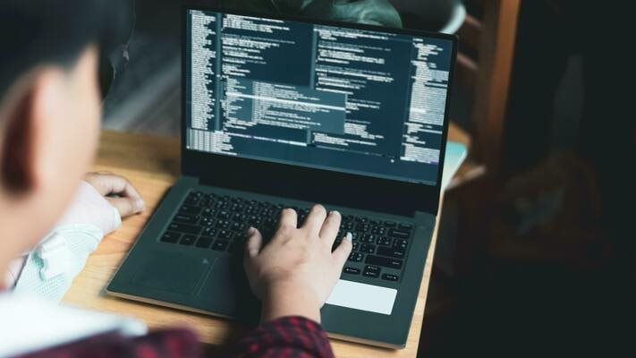 90% lập trình viên dùng AI: Nghề gõ code trước ngưỡng cửa thay đổi, cơ hội nào cho người mới vào ngành?- Ảnh 1.