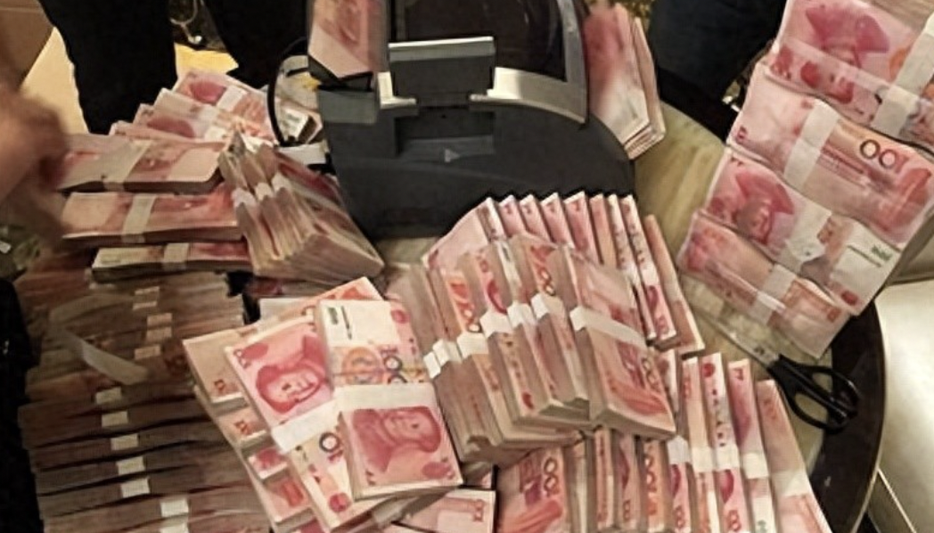 Người đàn ông gửi 297 tỷ vào ngân hàng, nhưng khi rút tiền nhân viên lại nói: "Anh không được động vào số tiền này!"- Ảnh 1.