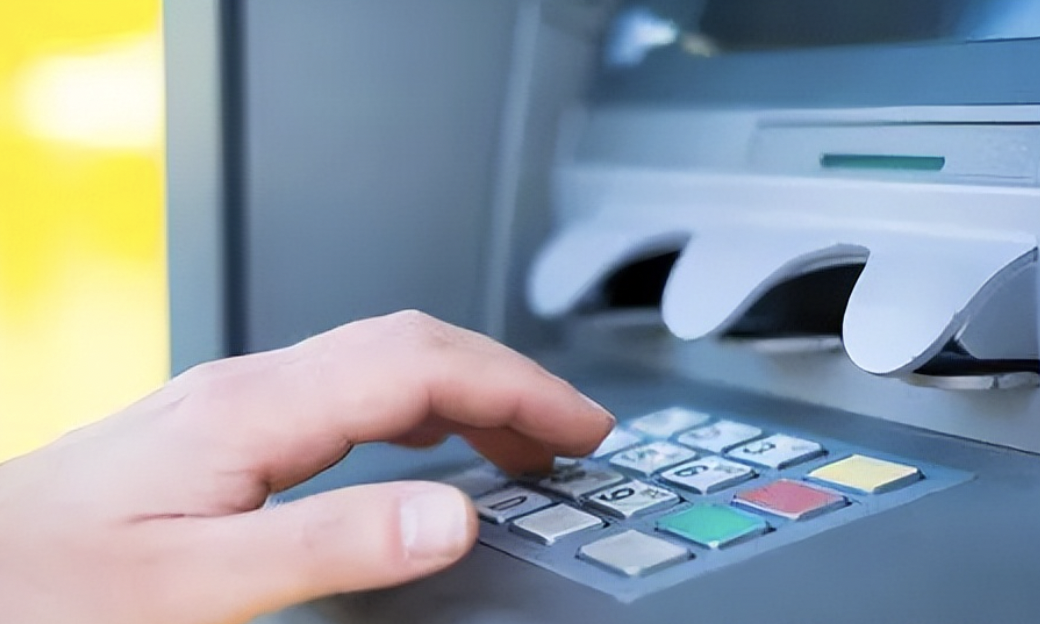 Người đàn ông gửi 297 tỷ vào ngân hàng, nhưng khi rút tiền nhân viên lại nói: "Anh không được động vào số tiền này!"- Ảnh 2.