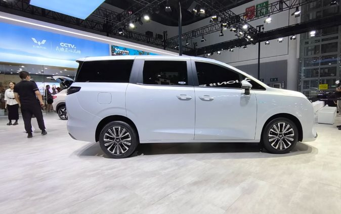 Mẫu MPV siêu rẻ của Wuling nhận đặt cọc quê nhà: Giá khởi điểm chưa đến 400 triệu đồng, 1 lần sạc đi 500 km- Ảnh 1.