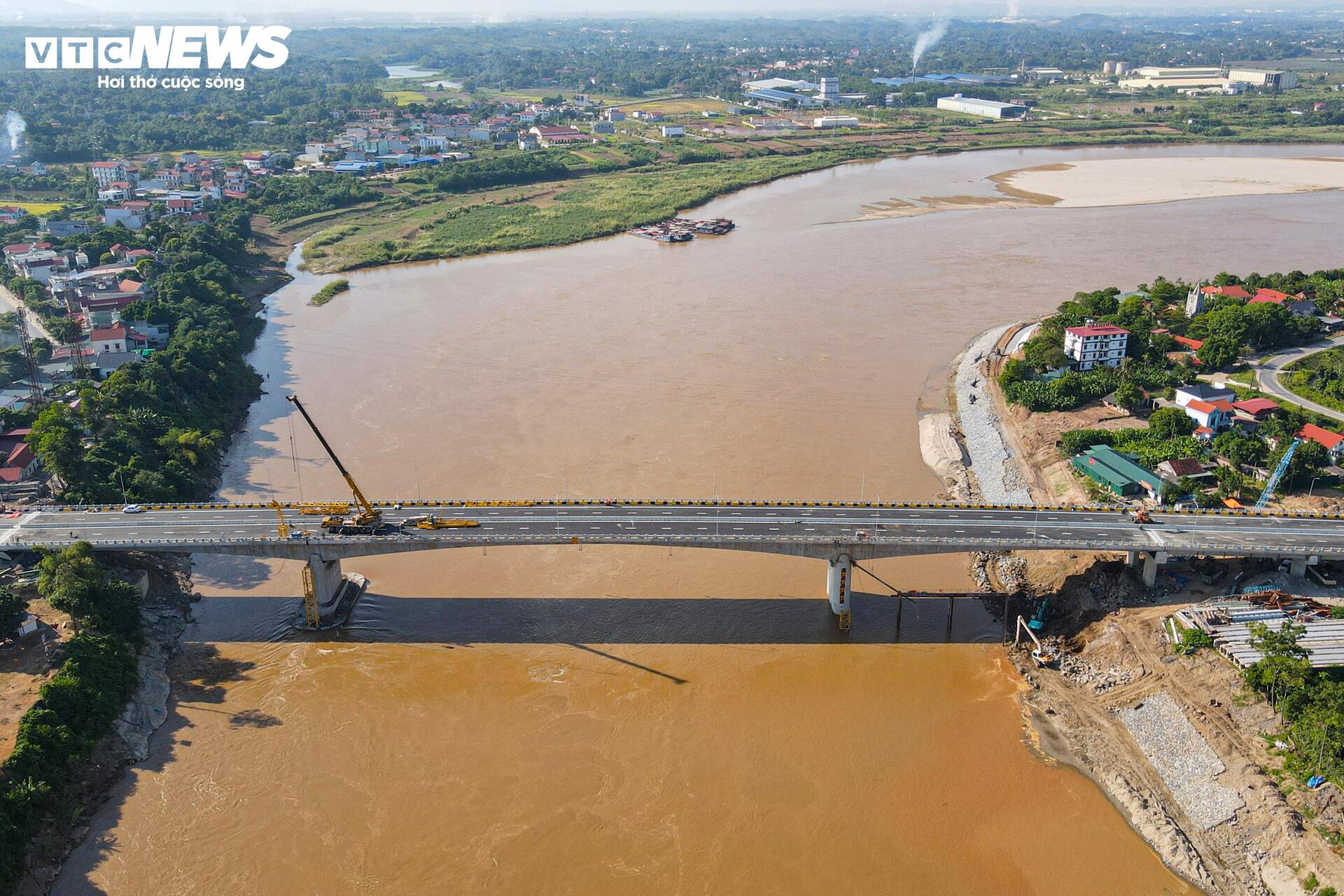 Diện mạo cầu Phong Châu nối hai bờ sông Hồng trước ngày thông xe- Ảnh 1.